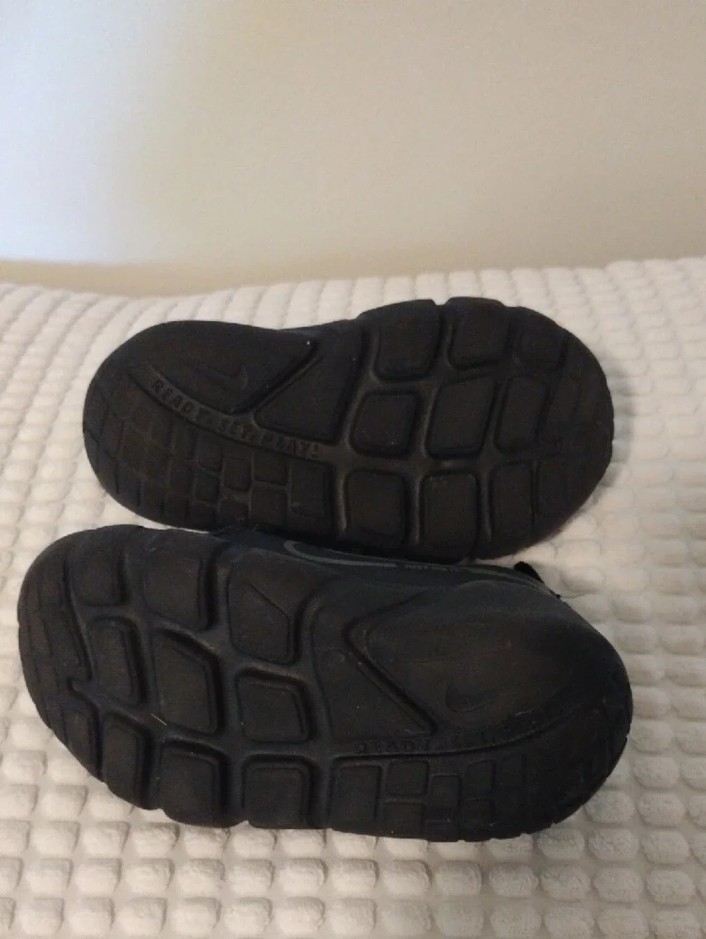 Nike Kids Black Slip-On Athletic Sneakers with Reflective Swoosh Baby Size 7